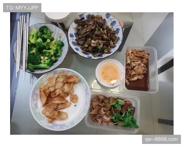 苏亚雷斯训练完回家吃晚饭，餐桌上摆着三块牛排两瓶红酒——这还是他“随便吃点”的状态？