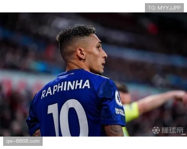 拉菲尼亚突破能力解析：对位顶级边卫的实战表现